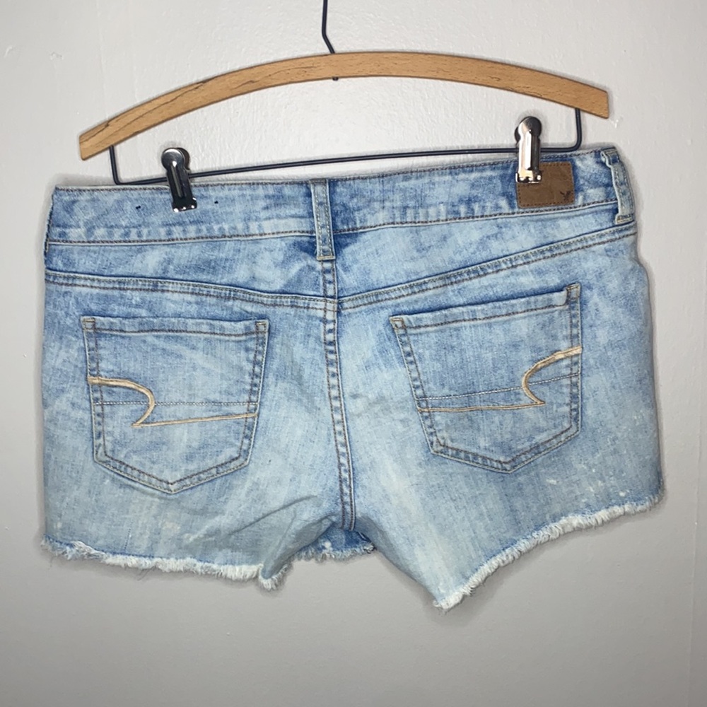 🎱Vintage Light-wash distressed American Eagle jean shorts! - Picture 9 of 9